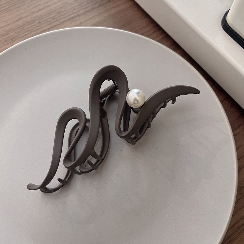 2026 Retro Korea Large Wave Grab Clip Frosted Acrylic Hair Clip Shark Clip Headdress Ladies Girls Fashion Hair Accessories