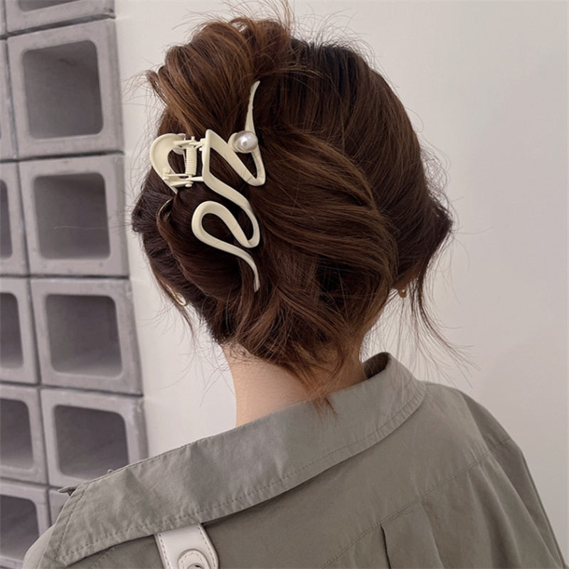2026 Retro Korea Large Wave Grab Clip Frosted Acrylic Hair Clip Shark Clip Headdress Ladies Girls Fashion Hair Accessories